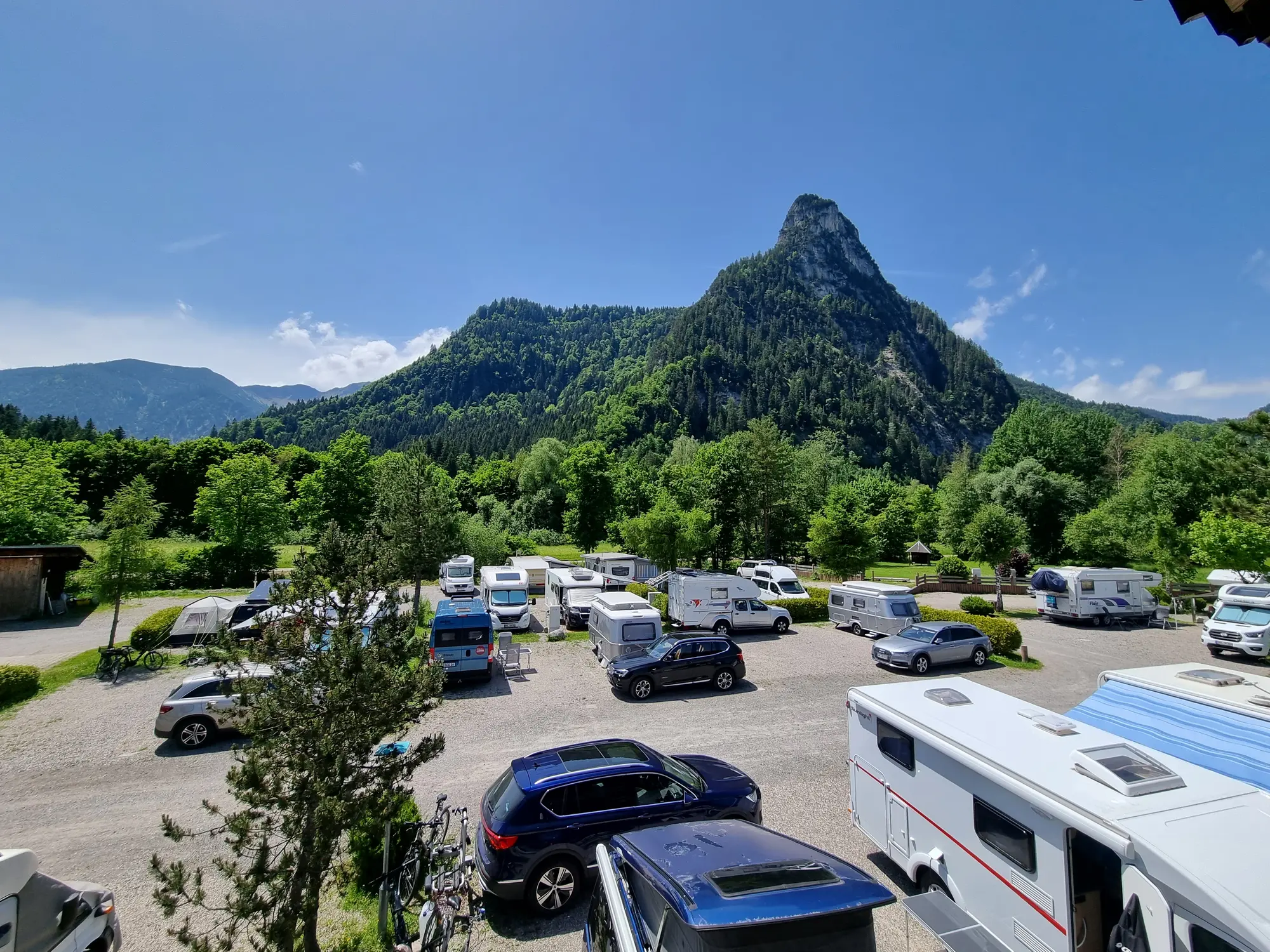 Blick über den Campingpark auf den Kofel